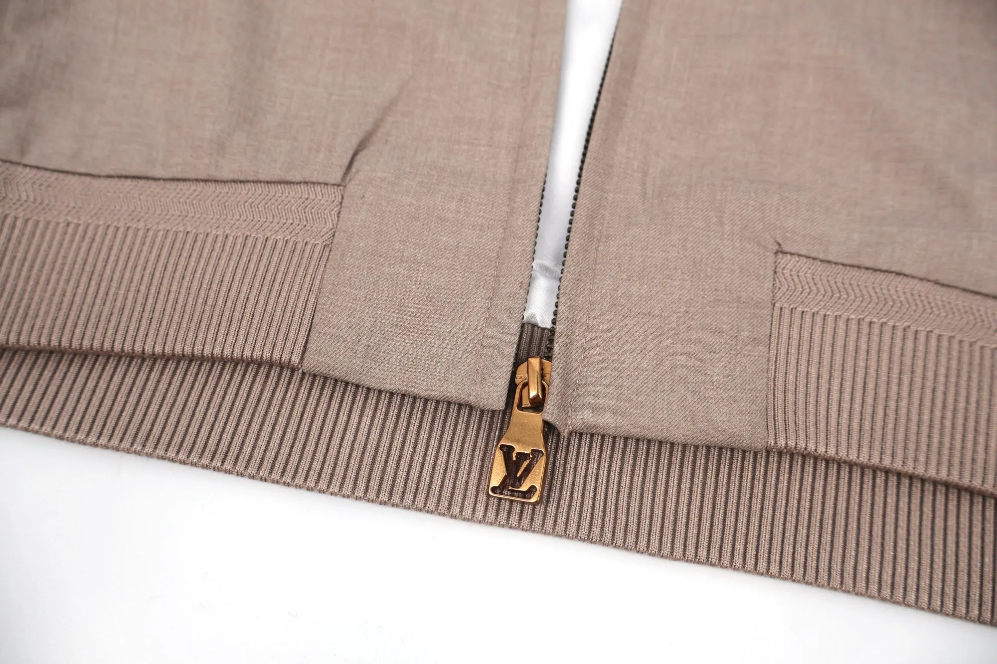 🅿️810 1v 25FW khaki wool casual jacket. The original jacket was purchased for 24,200 yuan. The old money style of Lujia is really not comparable to those second-tier brands. We custom-made imported real wool blended fabrics. The upper body is particularly high-end. Fabric has always been a particularly important part of our products. It is also the foundation for the rise of high-rise buildings. The materials we use are quite solid. Nearly 100% sheep wool is blended with polyester and polyester to ensure the drape of the pants. The comparison of the sample in Figure 2 is only slightly red. The specifications are exclusively custom-woven and have no difference. The pockets and trims are cut according to the Italian old-money style craftsmanship standards. The back pockets are embellished with embossed logos. The focus is to restore the pleats and perm marks on the front, which is full of texture. Size:50-52-54-56